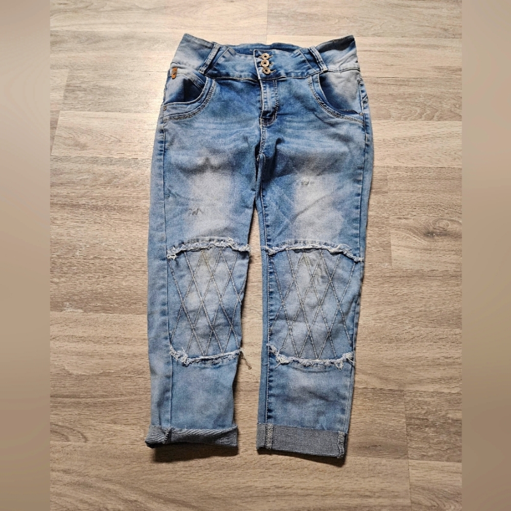 7/$30 Vinizbena Capri Denims